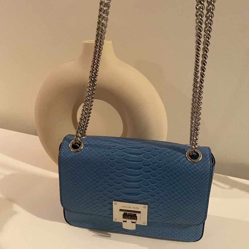 Michael Kors gently used crossbody. Can be worn short or long. Adjustable cabin